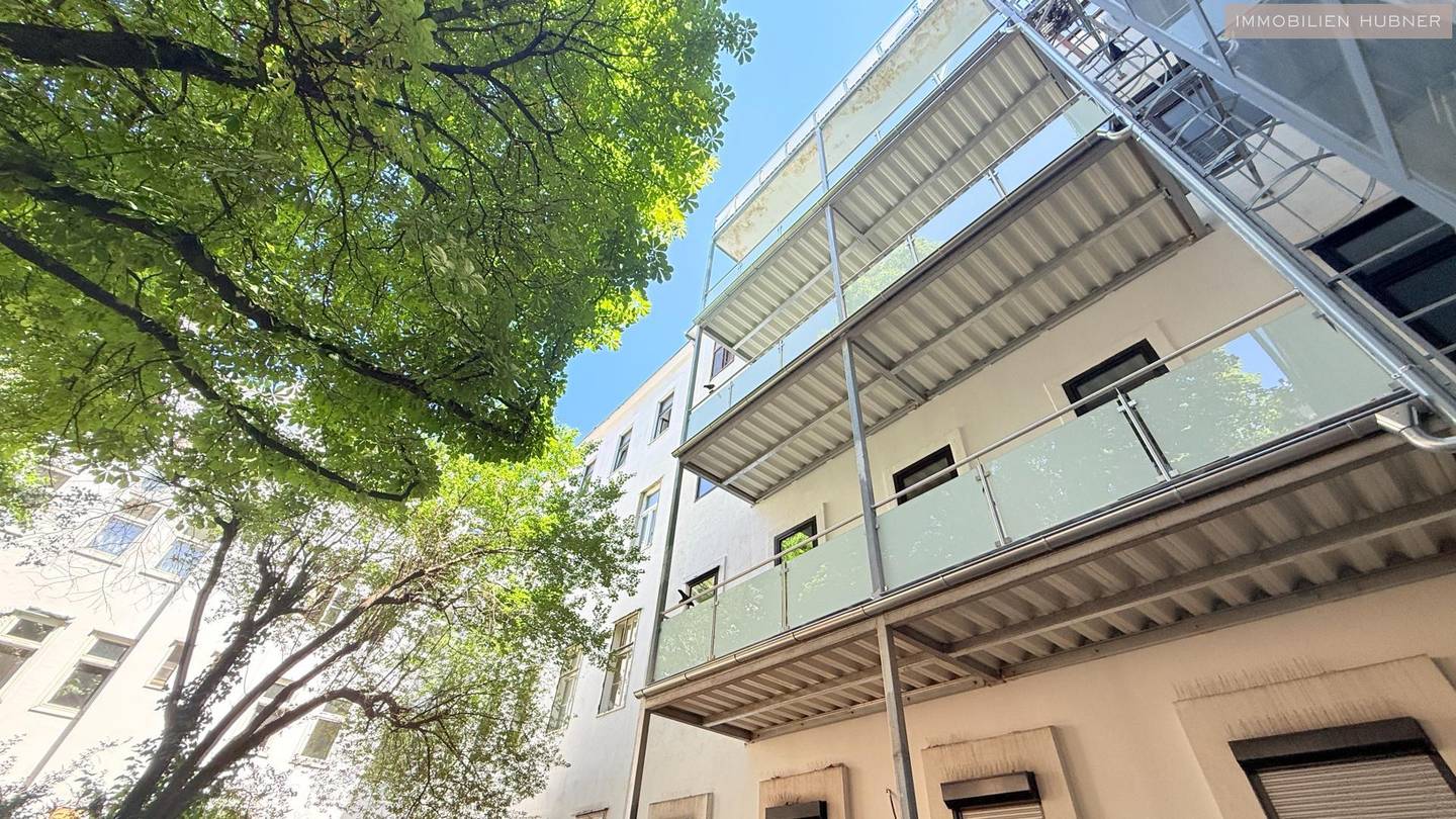 Helle Altbauwohnung mit Balkon und Innenhoflage