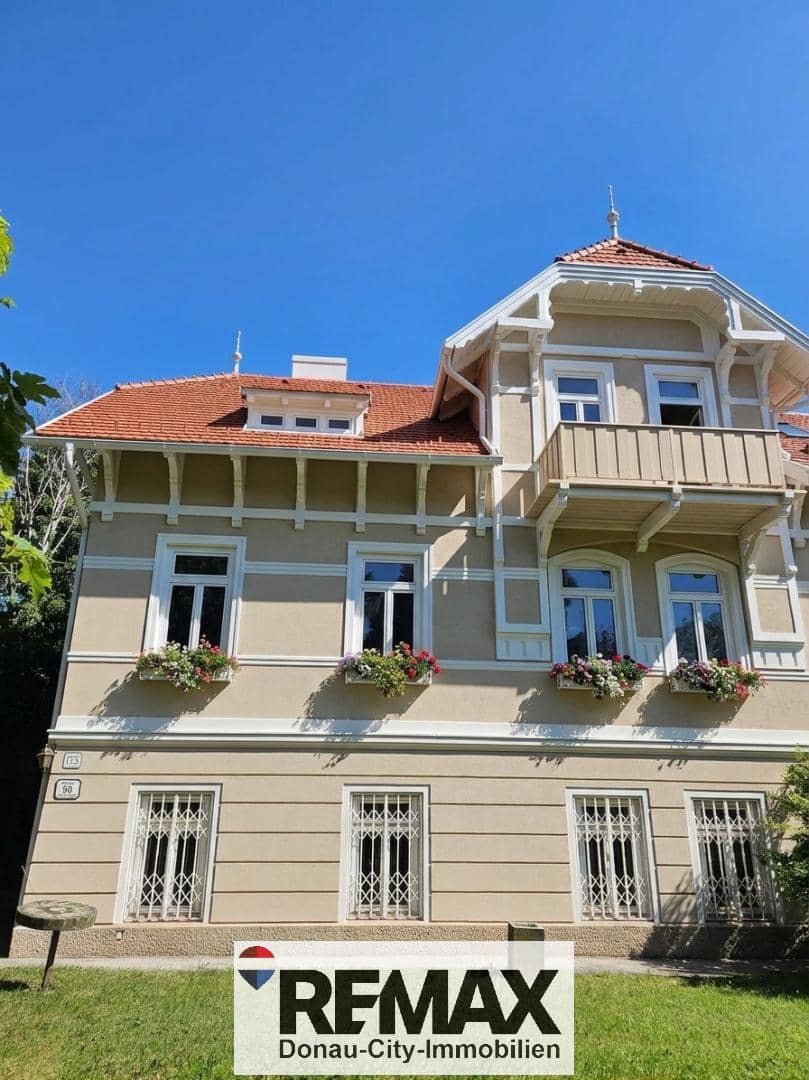 Apartment in villa with large garden and balcony