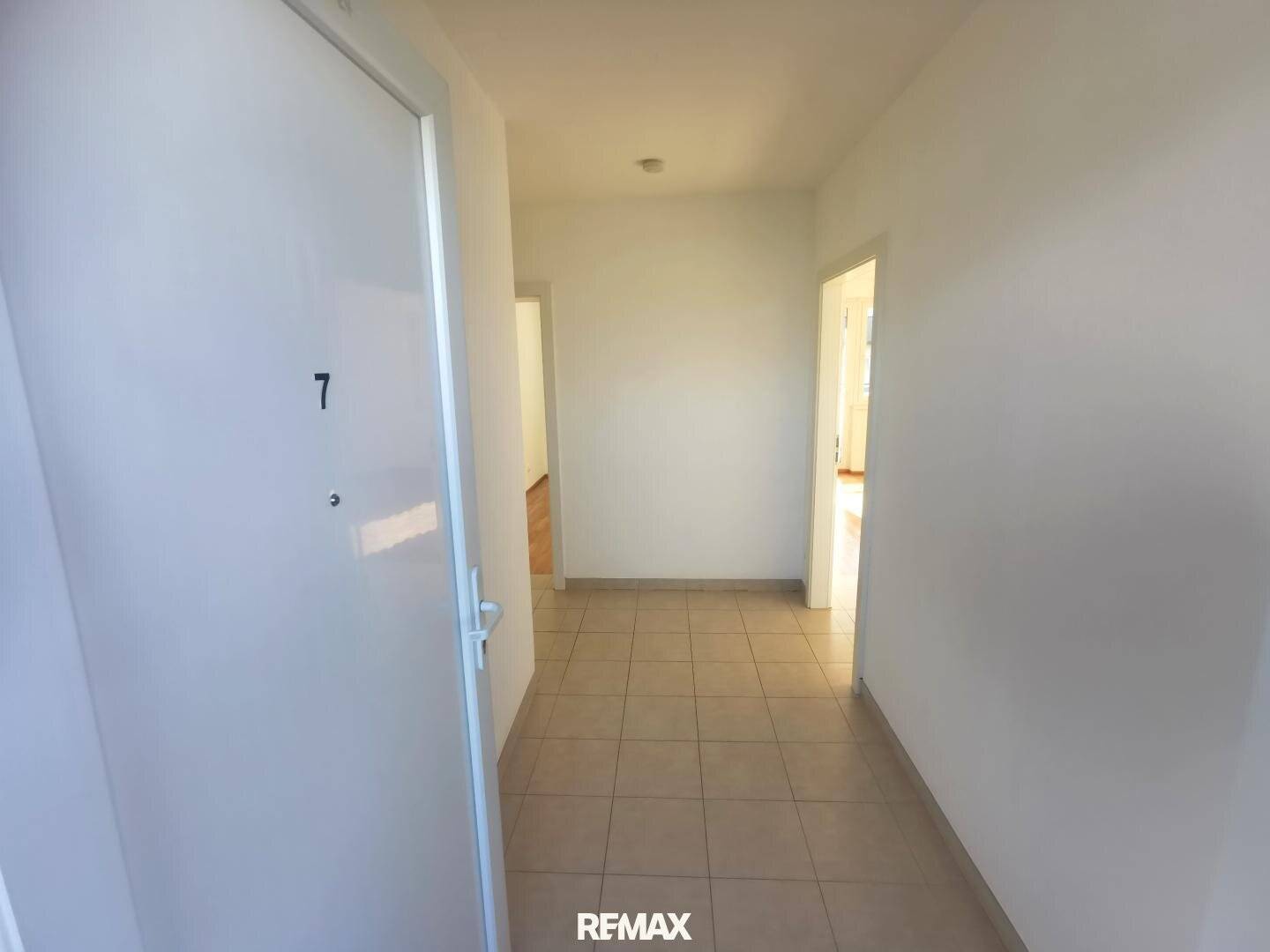 Quiet 3-room apartment with large balcony, carport and excellent infrastructure