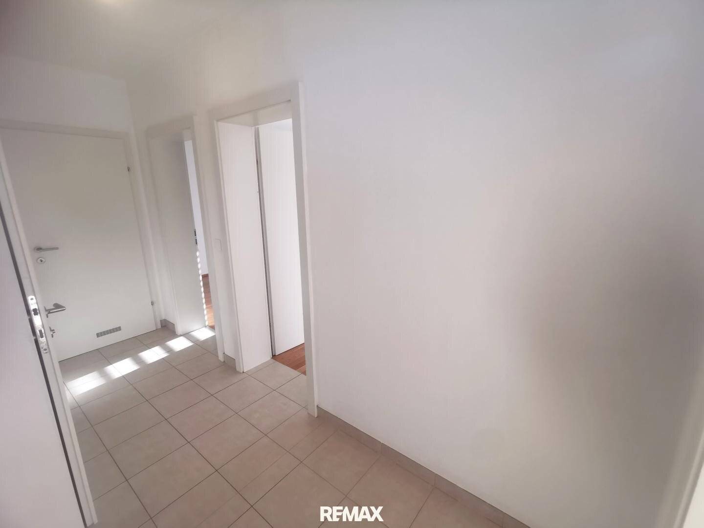 Quiet 3-room apartment with large balcony, carport and excellent infrastructure