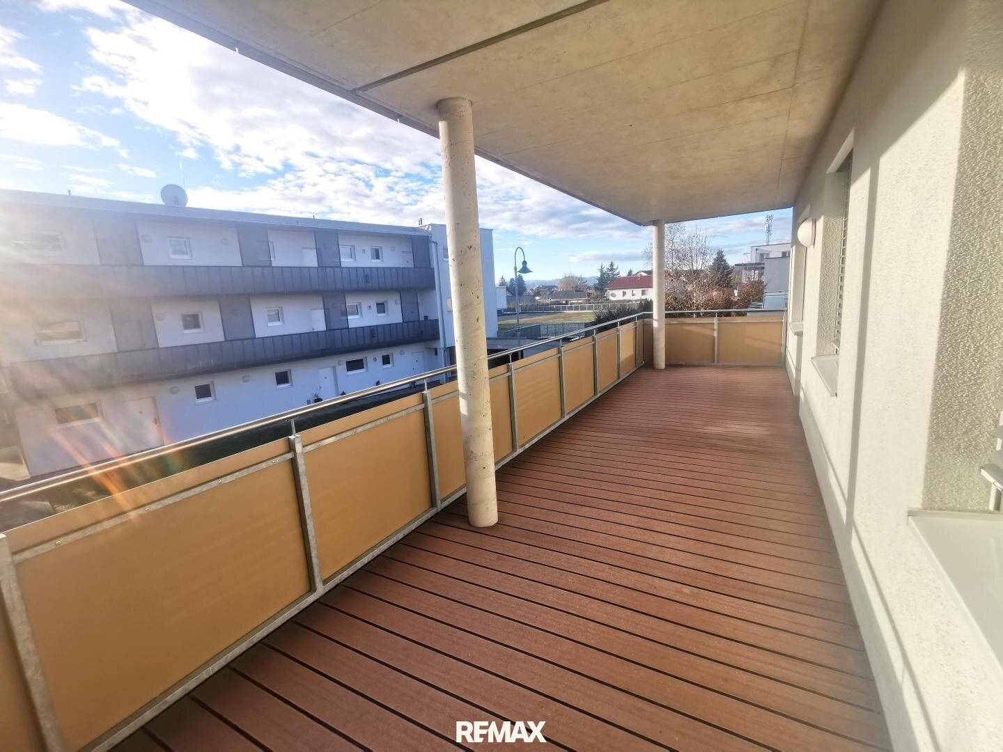 Quiet 3-room apartment with large balcony, carport and excellent infrastructure