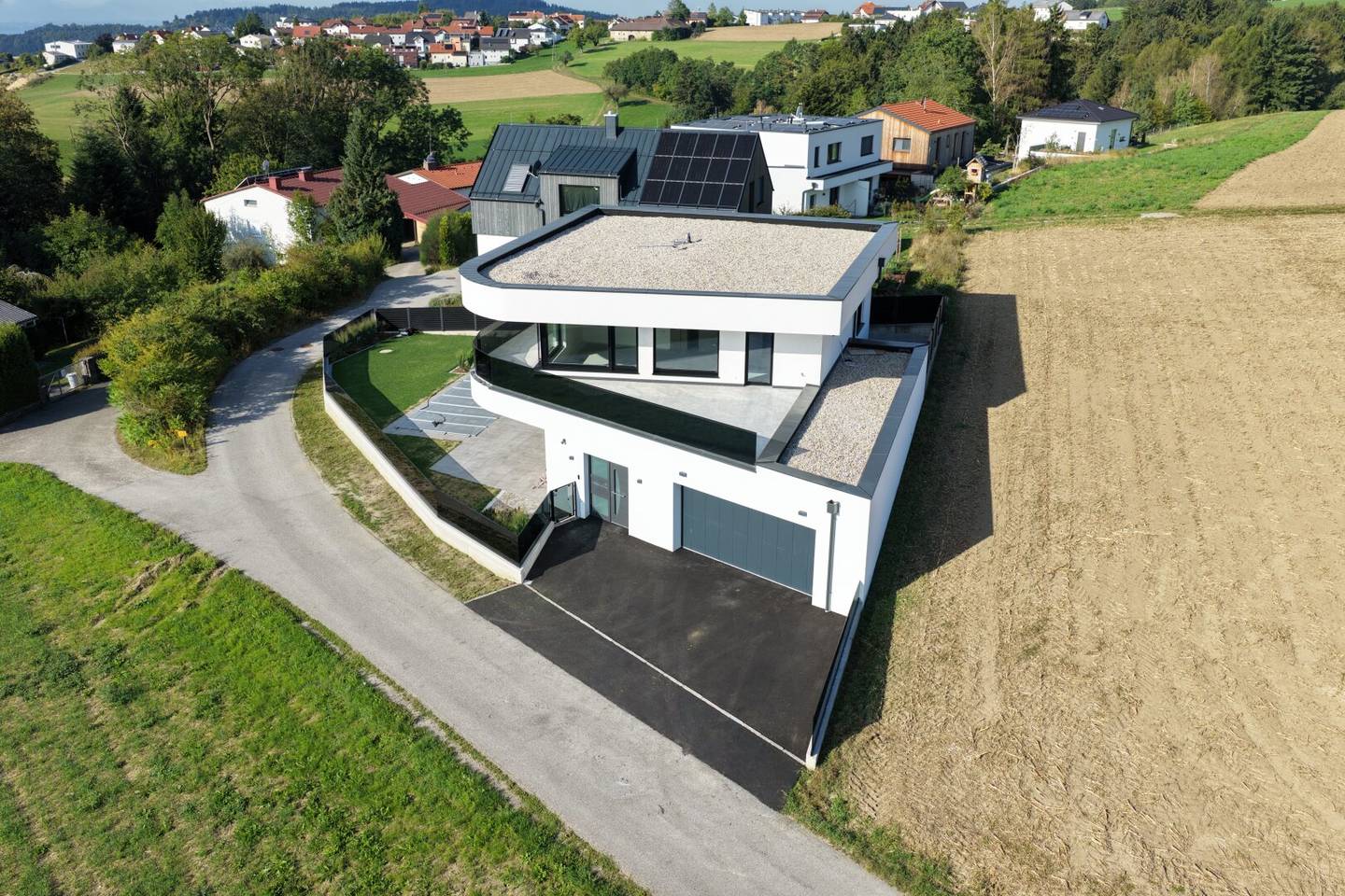 Sale of a beautiful residential house in a quiet and sunny outlook location of Lichtenberg