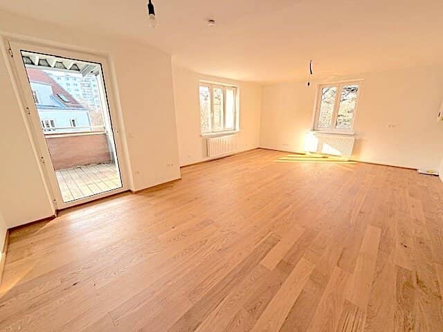 NEW PRICE! COMMISSION-FREE FROM THE OWNER! FIRST OCCUPANCY! RENOVATED 3-ROOM APARTMENT WITH LOGGIA NEAR RUDOLFINErHAUS!