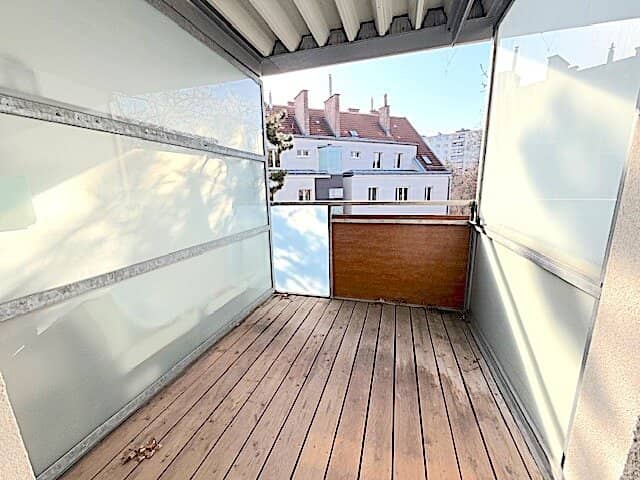 NEW PRICE! COMMISSION-FREE FROM THE OWNER! FIRST OCCUPANCY! RENOVATED 3-ROOM APARTMENT WITH LOGGIA NEAR RUDOLFINErHAUS!