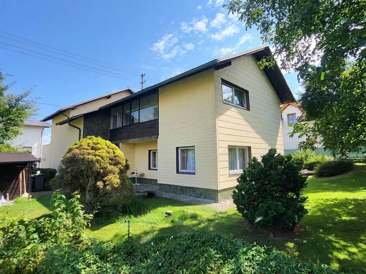 Großzügige Familienwohnung mit separater Nutzfläche und Garage