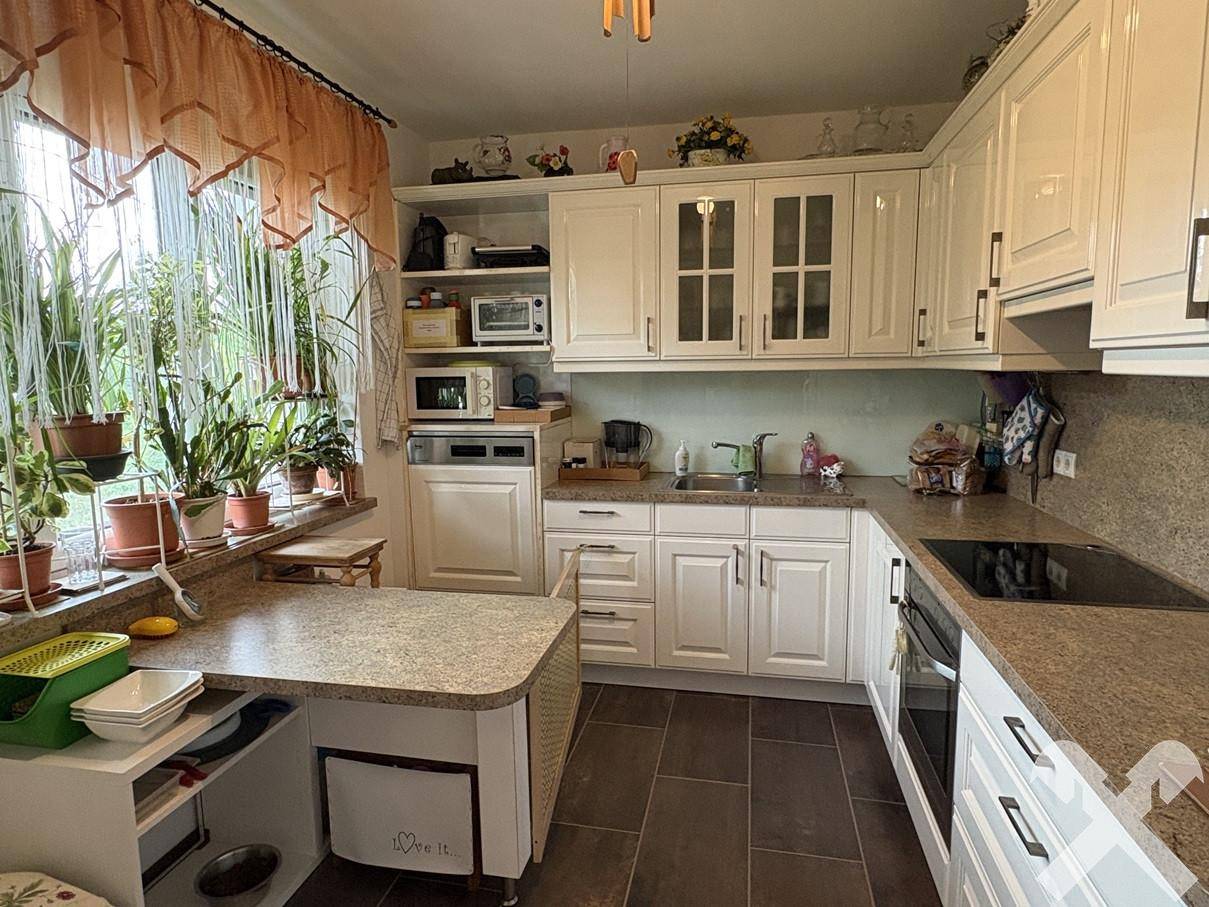 Sonnige Wohnung mit zwei Loggien und Garage
