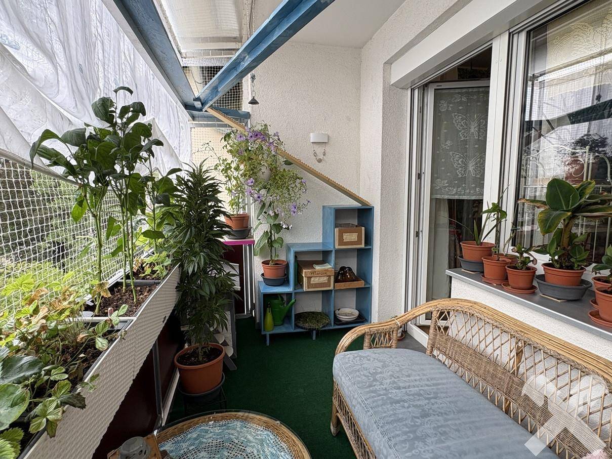 Sonnige Wohnung mit zwei Loggien und Garage