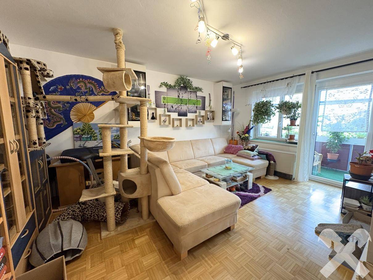 Sonnige Wohnung mit zwei Loggien und Garage
