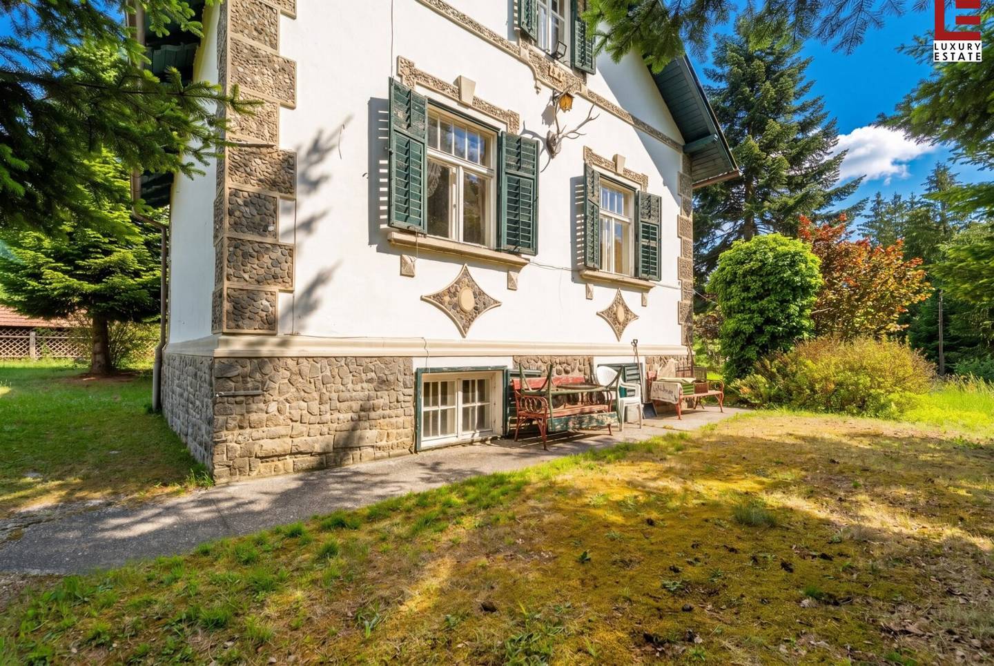 Preiswertes Gut mit ca.18.000 m2 Grund &amp; sanierungswürdiger Stil-Land-Villa