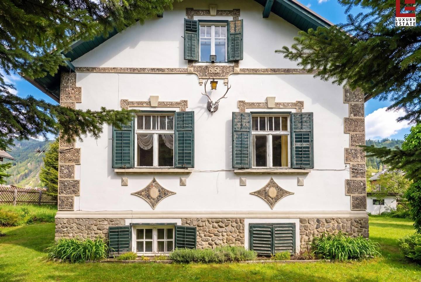 Preiswertes Gut mit ca.18.000 m2 Grund &amp; sanierungswürdiger Stil-Land-Villa