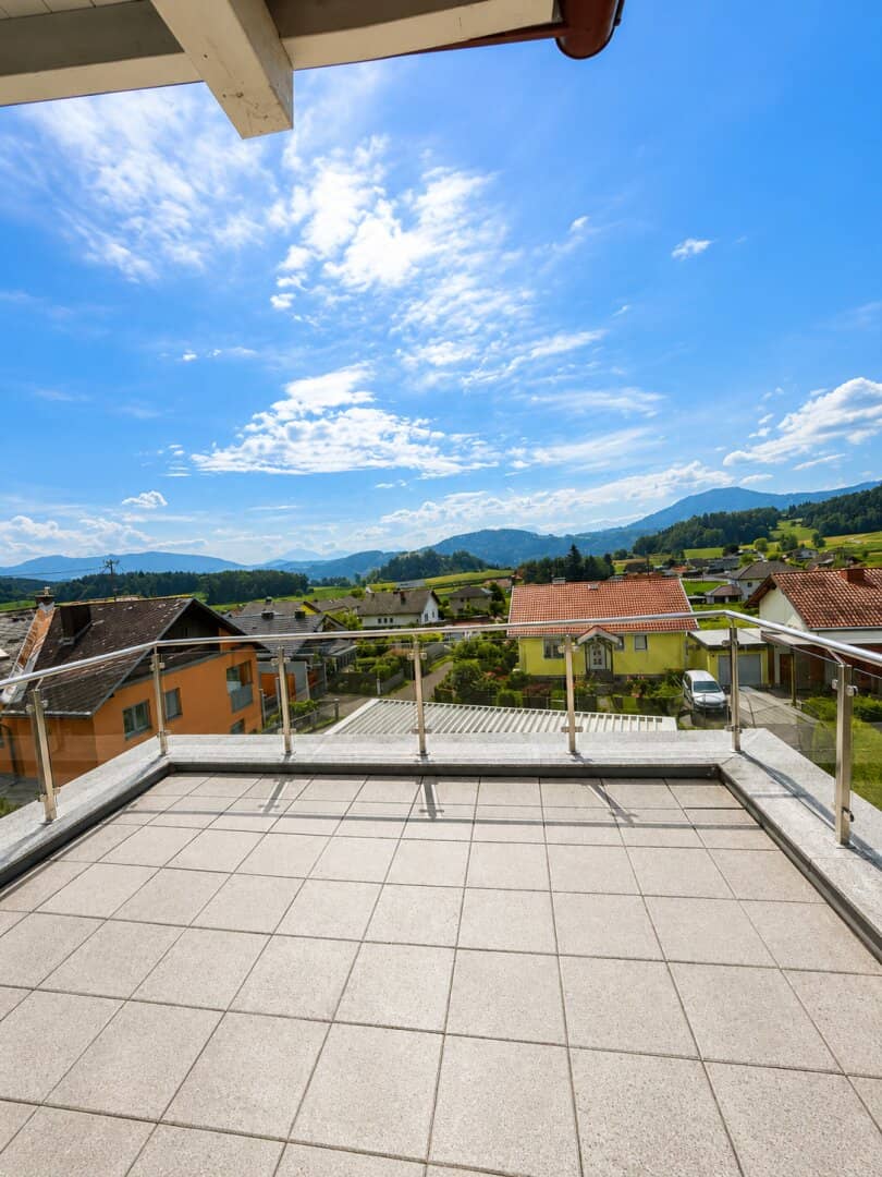 Neuwertige 3-Zi. DG-Wohnung mit großzügigem Balkon und traumhaftem Ausblick nähe St.Veit an der Glan