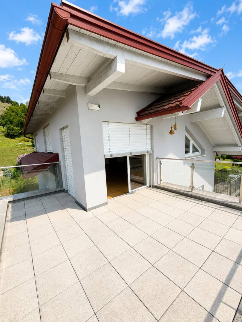 Neuwertige 3-Zi. DG-Wohnung mit großzügigem Balkon und traumhaftem Ausblick nähe St.Veit an der Glan