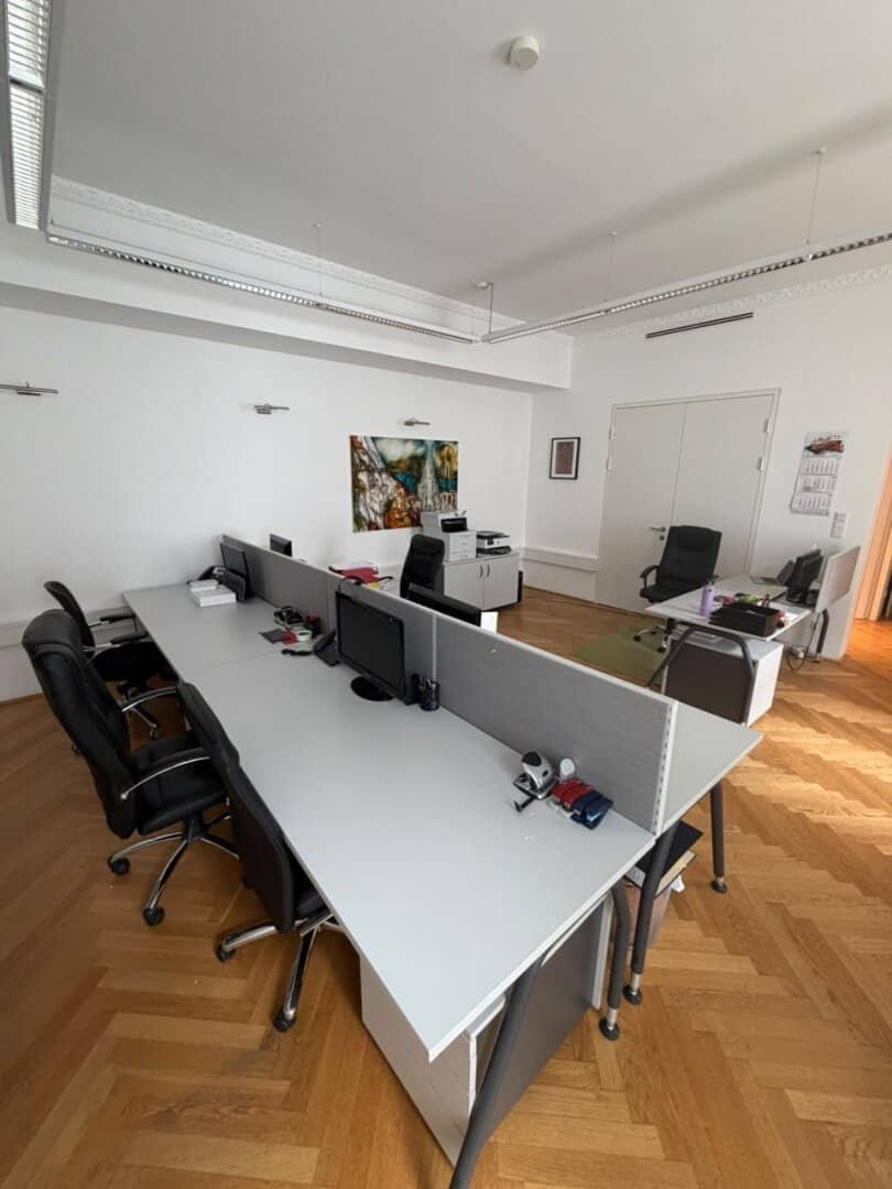 Repräsentatives, vollmöbliertes Büro am Schillerplatz – 117 m² | Coworking-Bereich &amp; Besprechungsraum