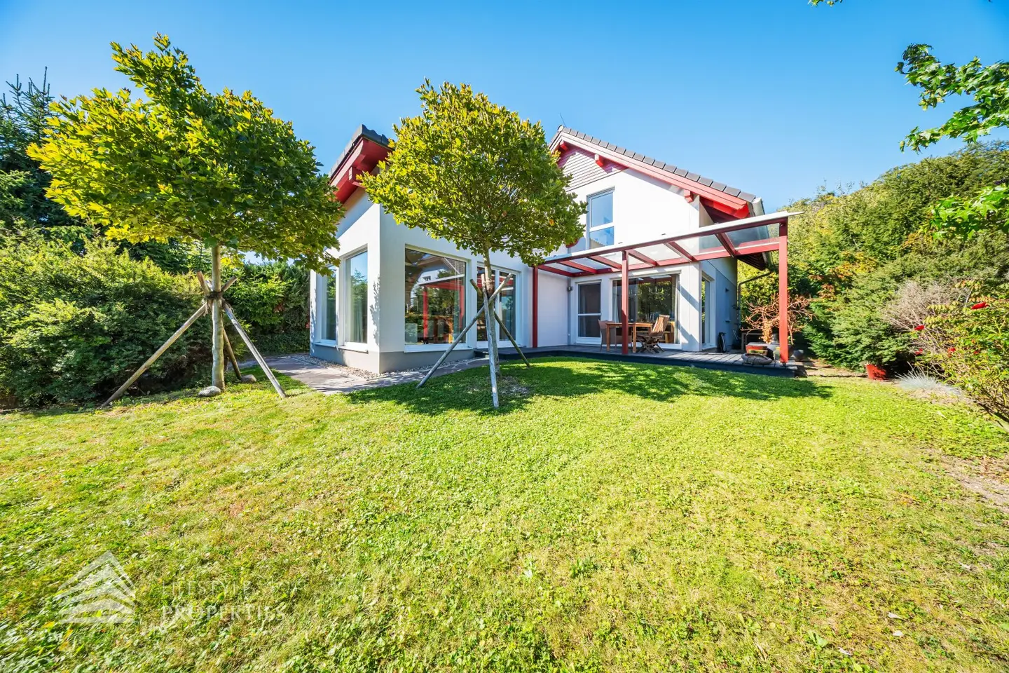 Modern single-family house with separate home office in green setting – around 30 minutes south of Vienna