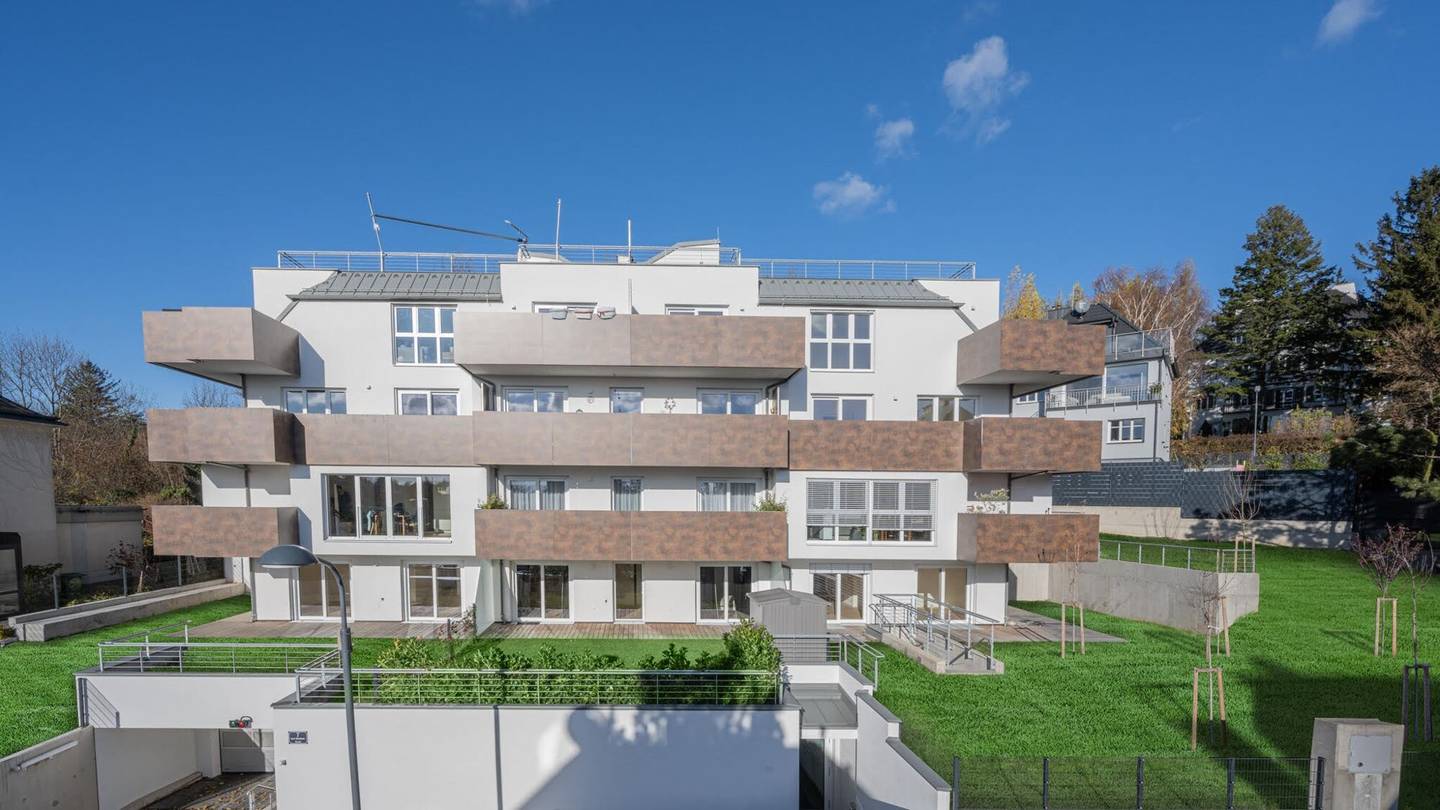Bright ground floor apartment with south garden