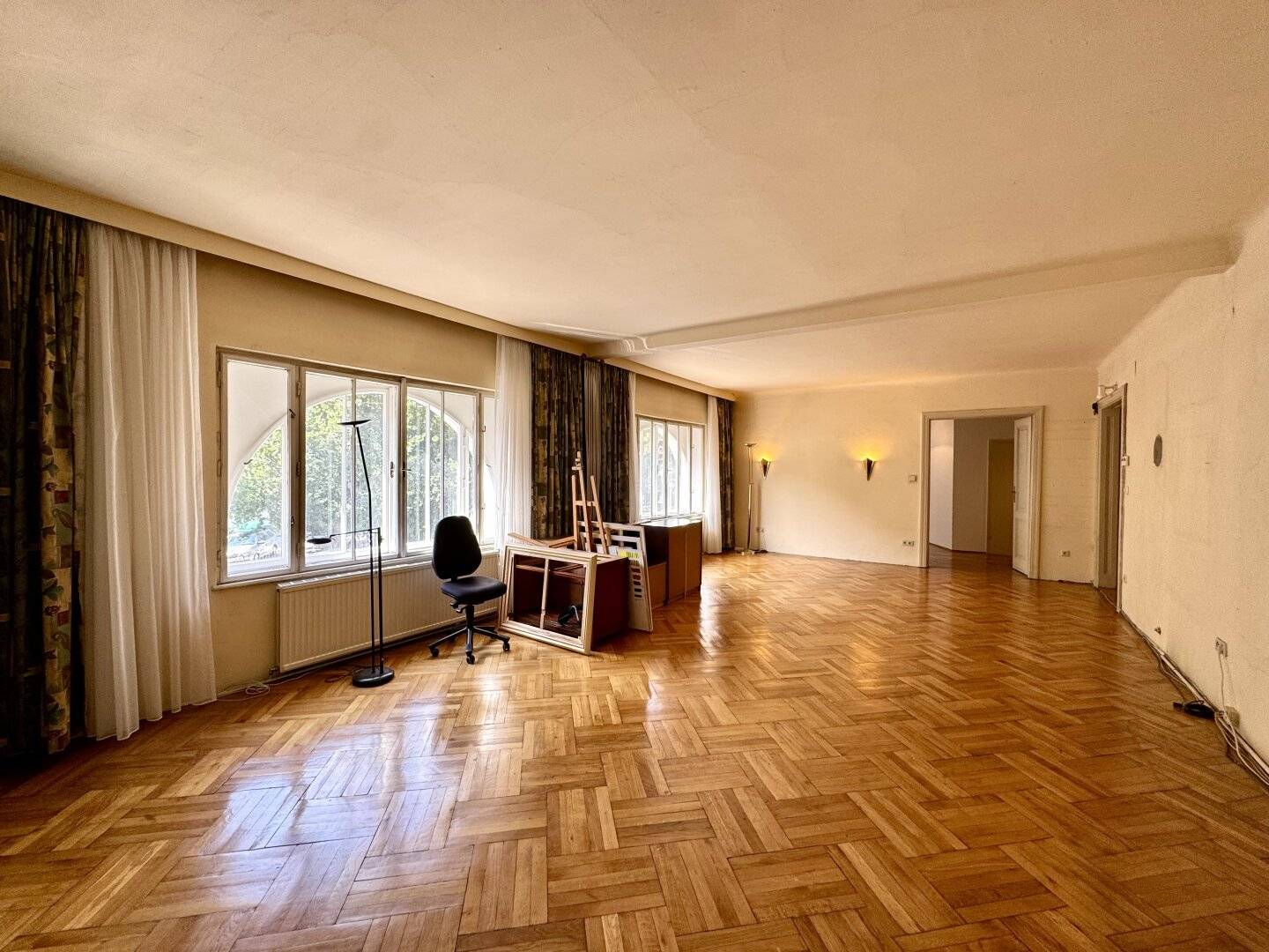 NEU! Großzügige 3-Zimmer Altbauwohnung am Kriemhildplatz zu vermieten!