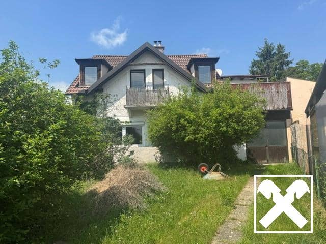 Familienwohnung mit uneinsehbarem Innenhofgarten und Lagerhalle