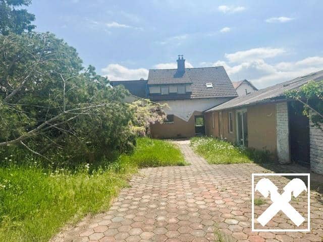 Familienwohnung mit uneinsehbarem Innenhofgarten und Lagerhalle