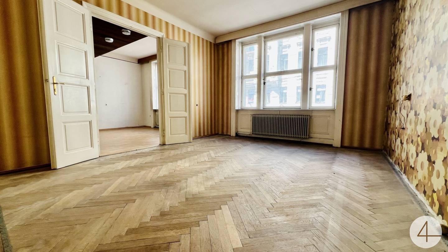 650 m to U2 and U3 - period apartment in need of renovation - mezzanine with balcony and lift