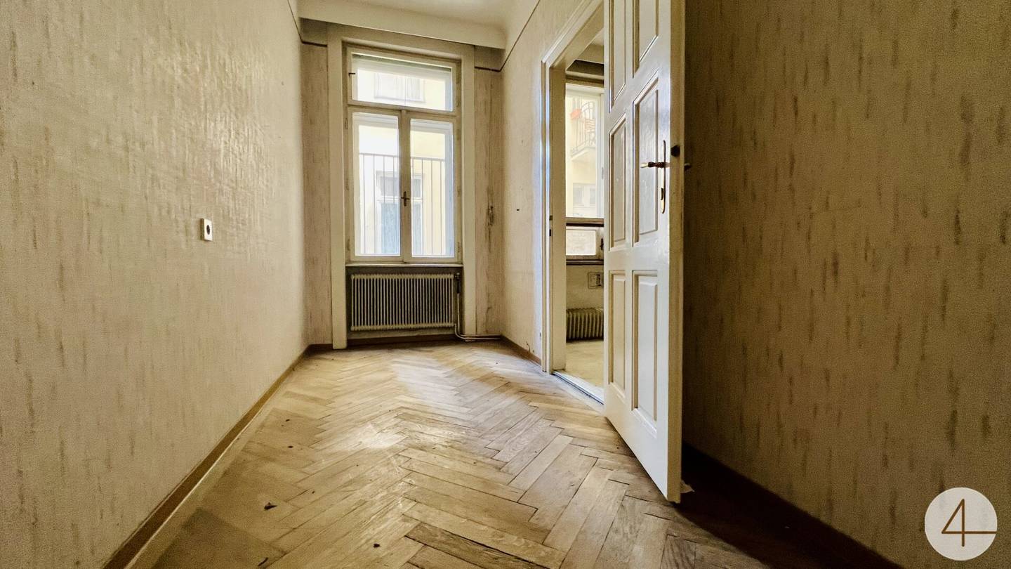 650 m to U2 and U3 - period apartment in need of renovation - mezzanine with balcony and lift