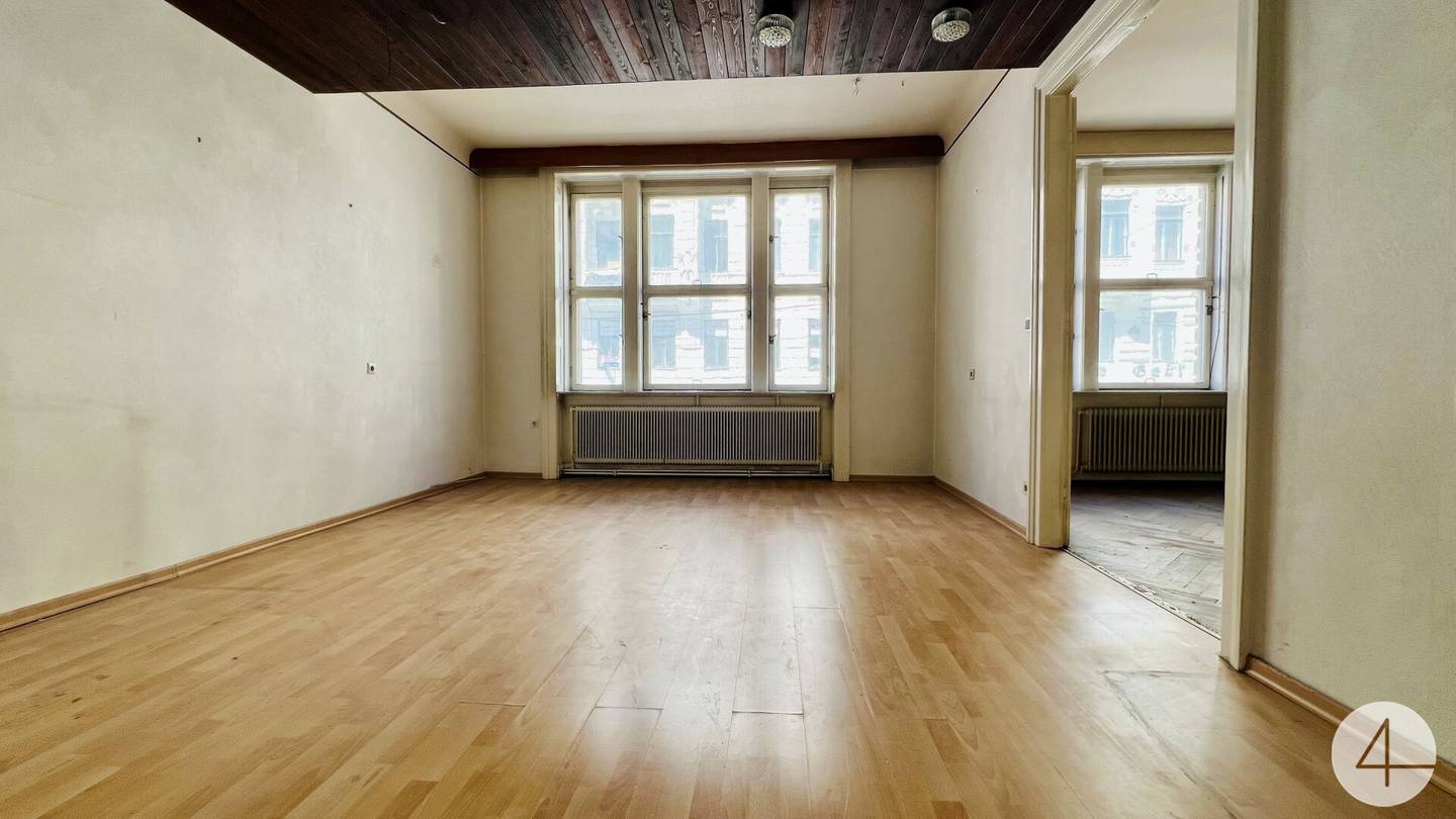 650 m to U2 and U3 - period apartment in need of renovation - mezzanine with balcony and lift
