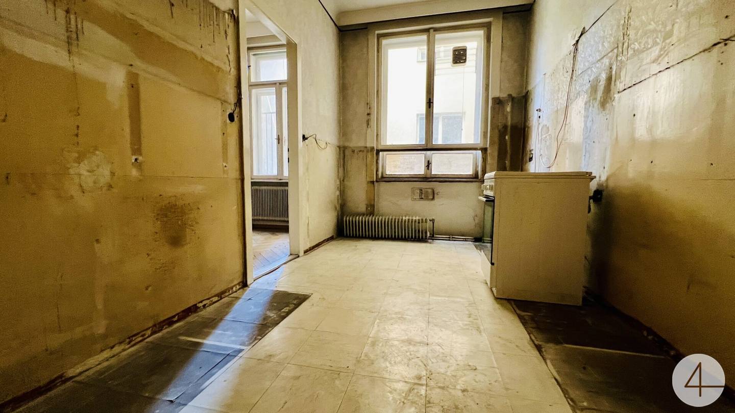 650 m to U2 and U3 - period apartment in need of renovation - mezzanine with balcony and lift