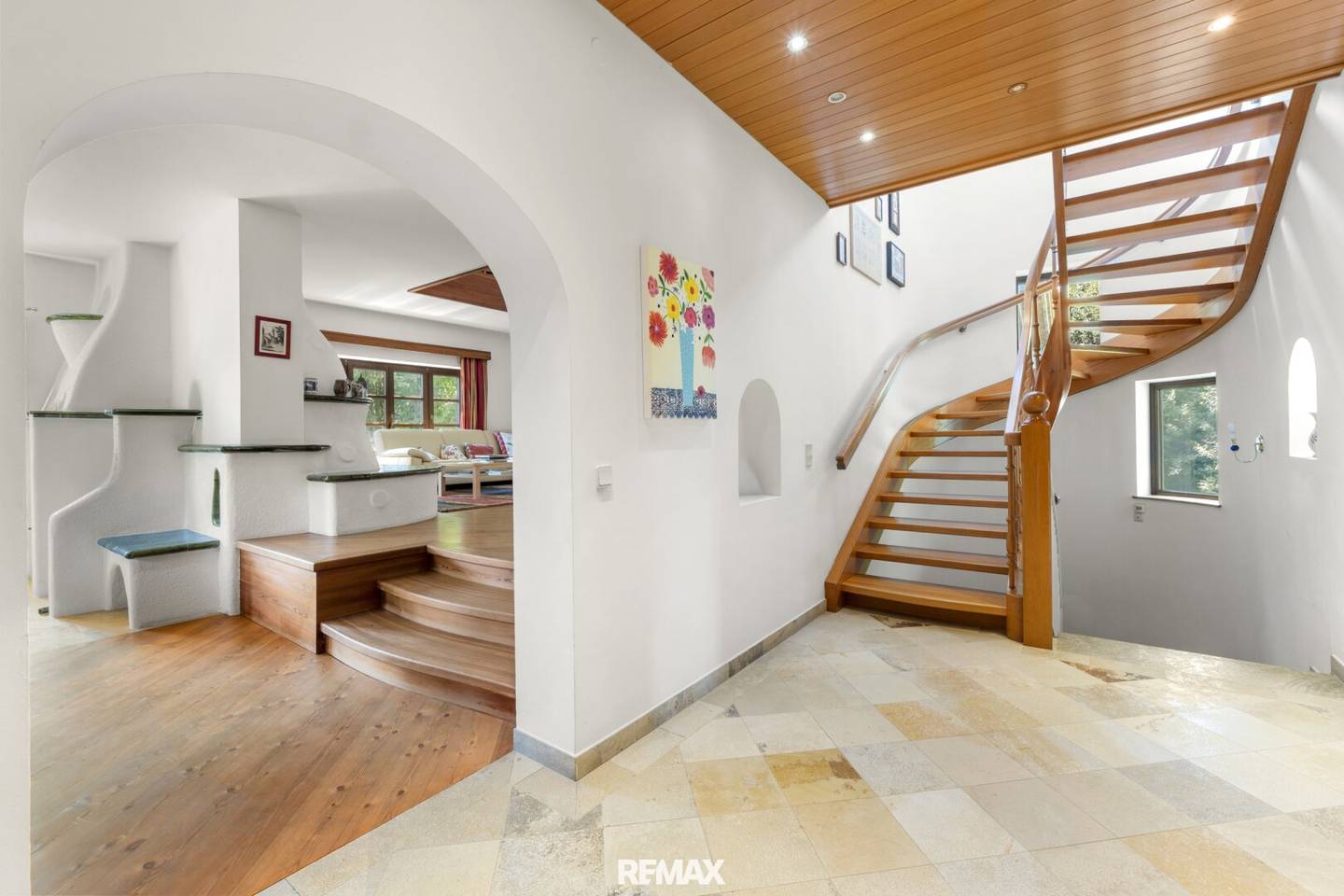 Spacious country house in sunny elevated location | Living with style, nature and privacy