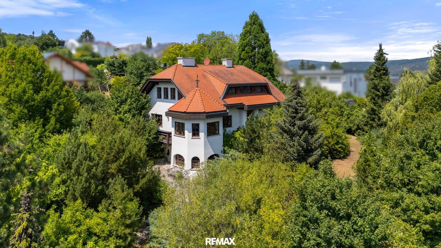 Spacious country house in sunny elevated location | Living with style, nature and privacy