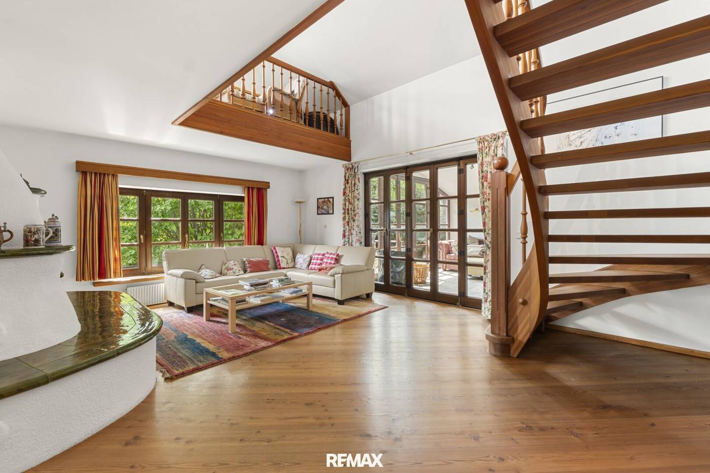 Spacious country house in sunny elevated location | Living with style, nature and privacy