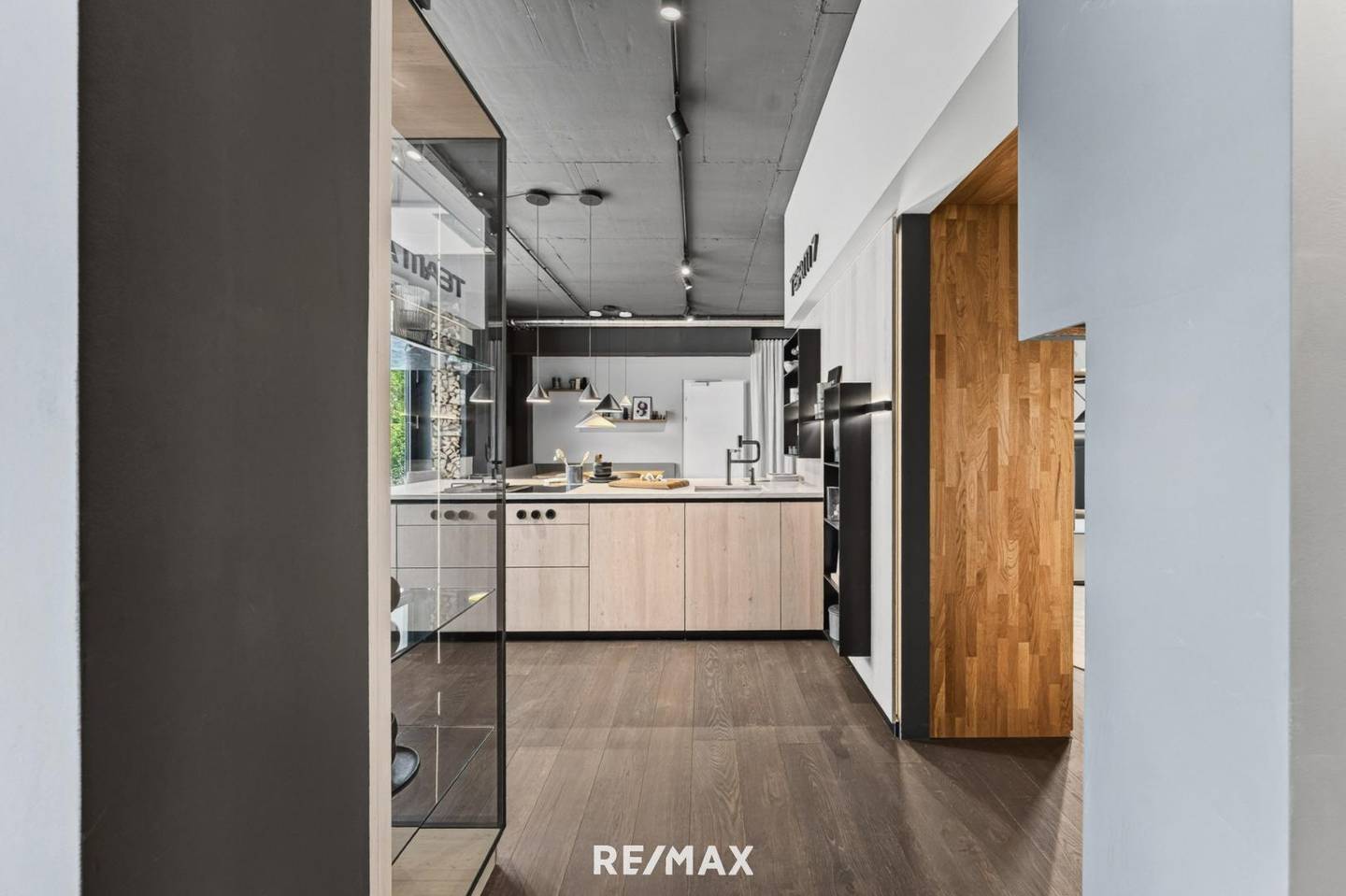 Versatile showroom Wohnung with large windows