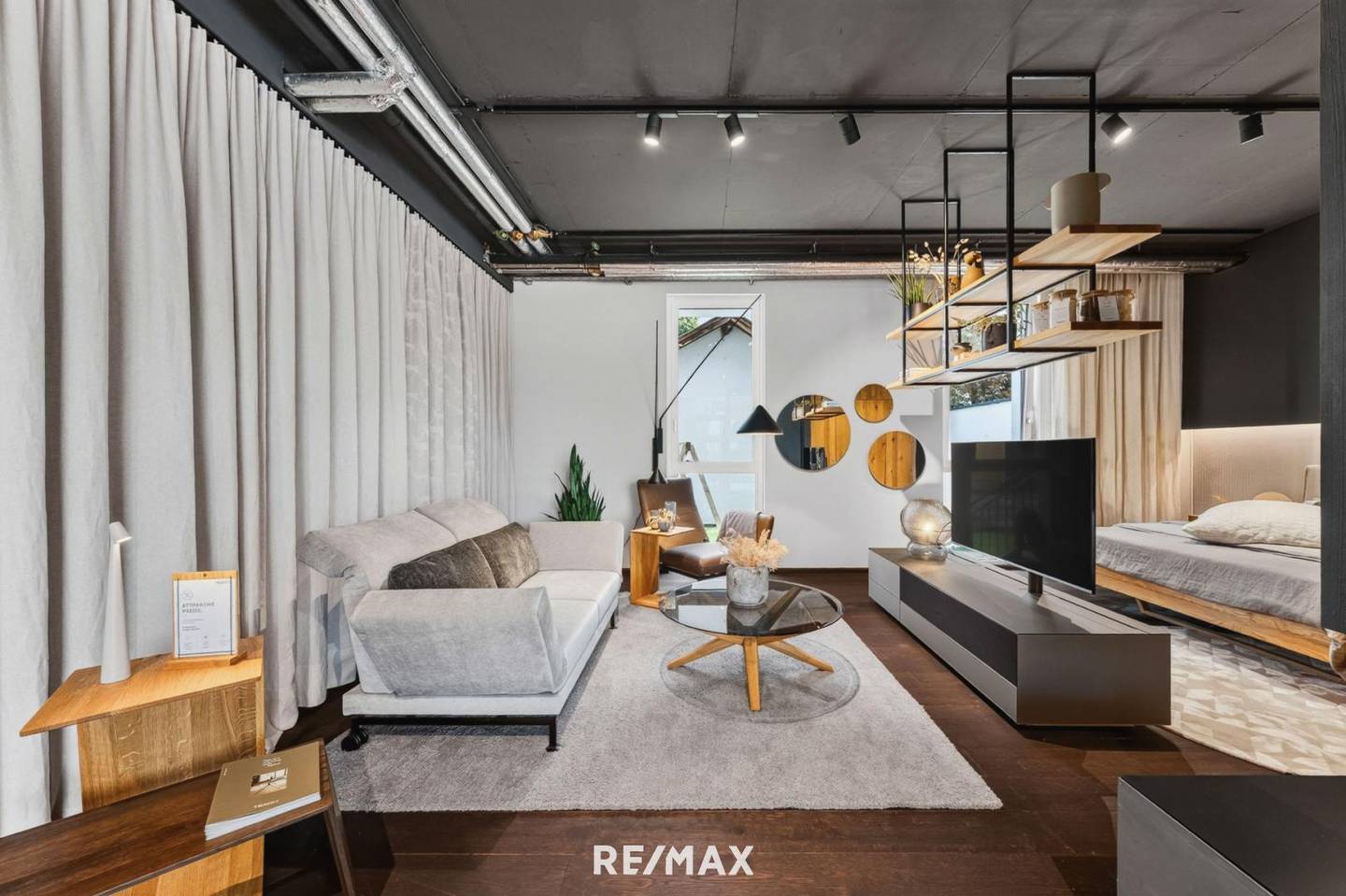 Versatile showroom Wohnung with large windows