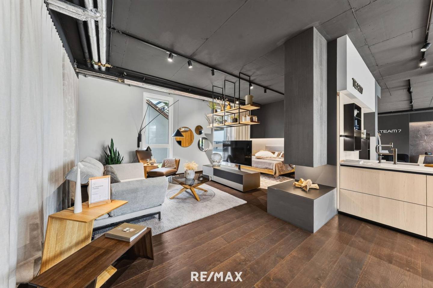Versatile showroom Wohnung with large windows