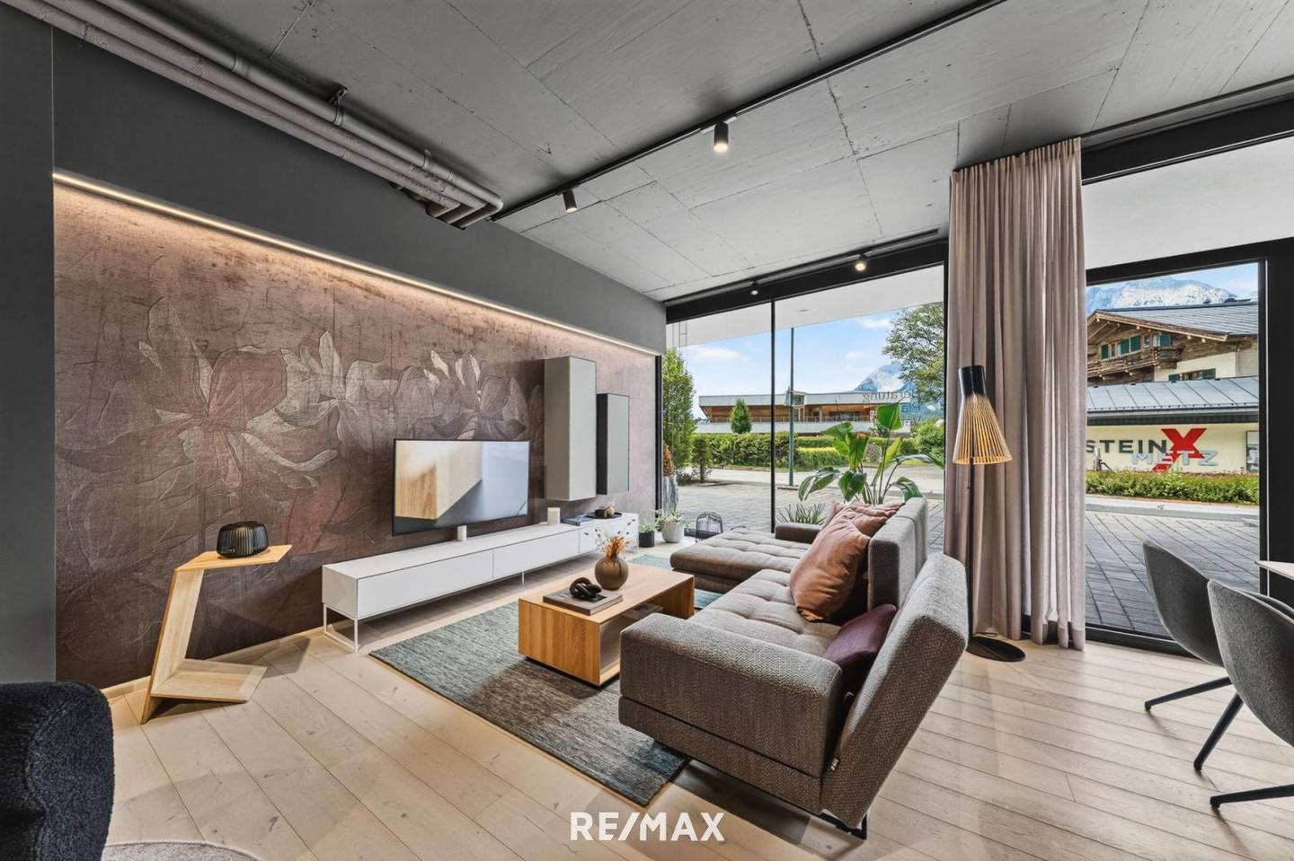 Modern apartment in central location ideal for showroom