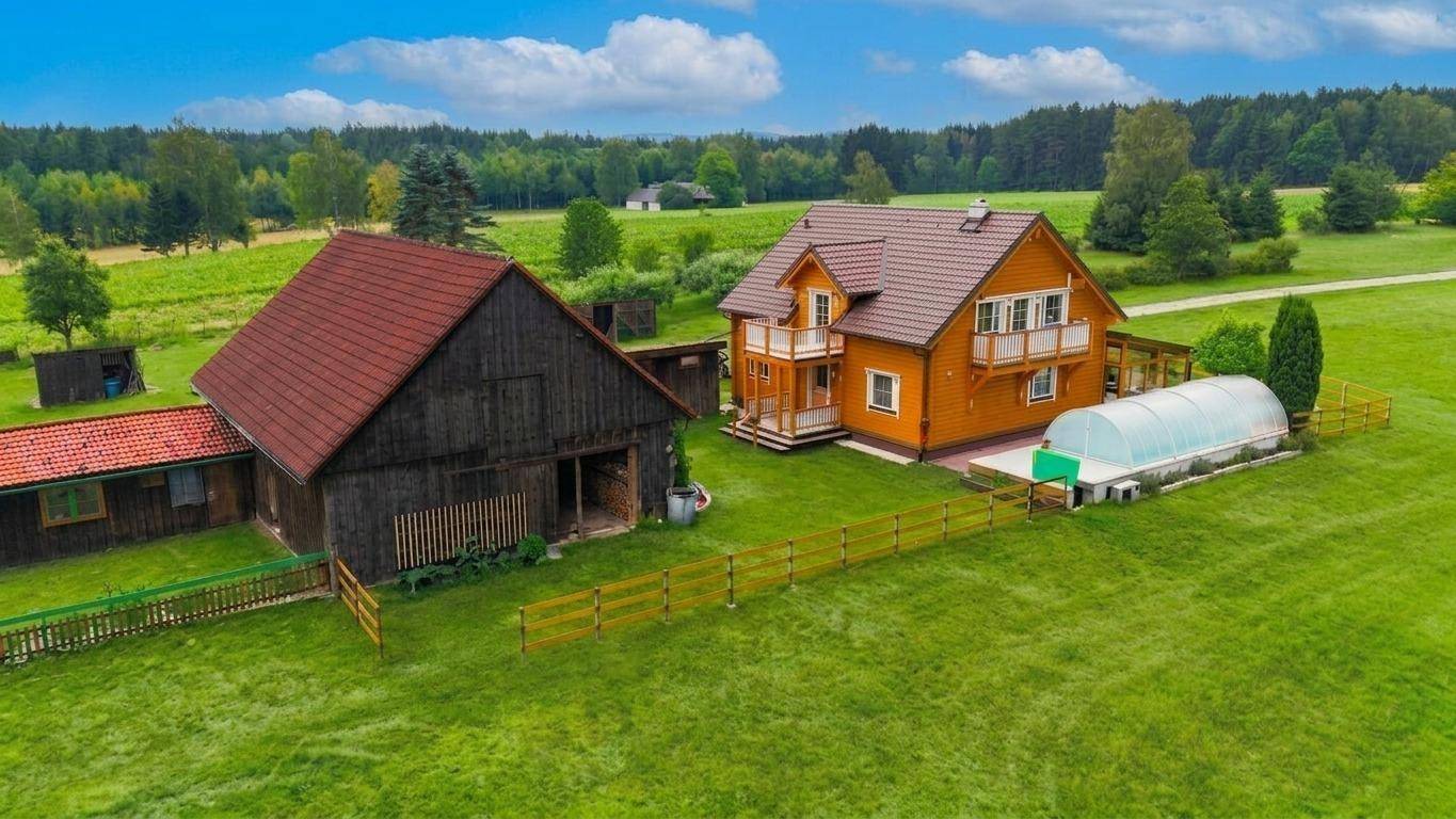 Alleinlage mit skandinavischem Blockhaus und Pool Familienwohnung