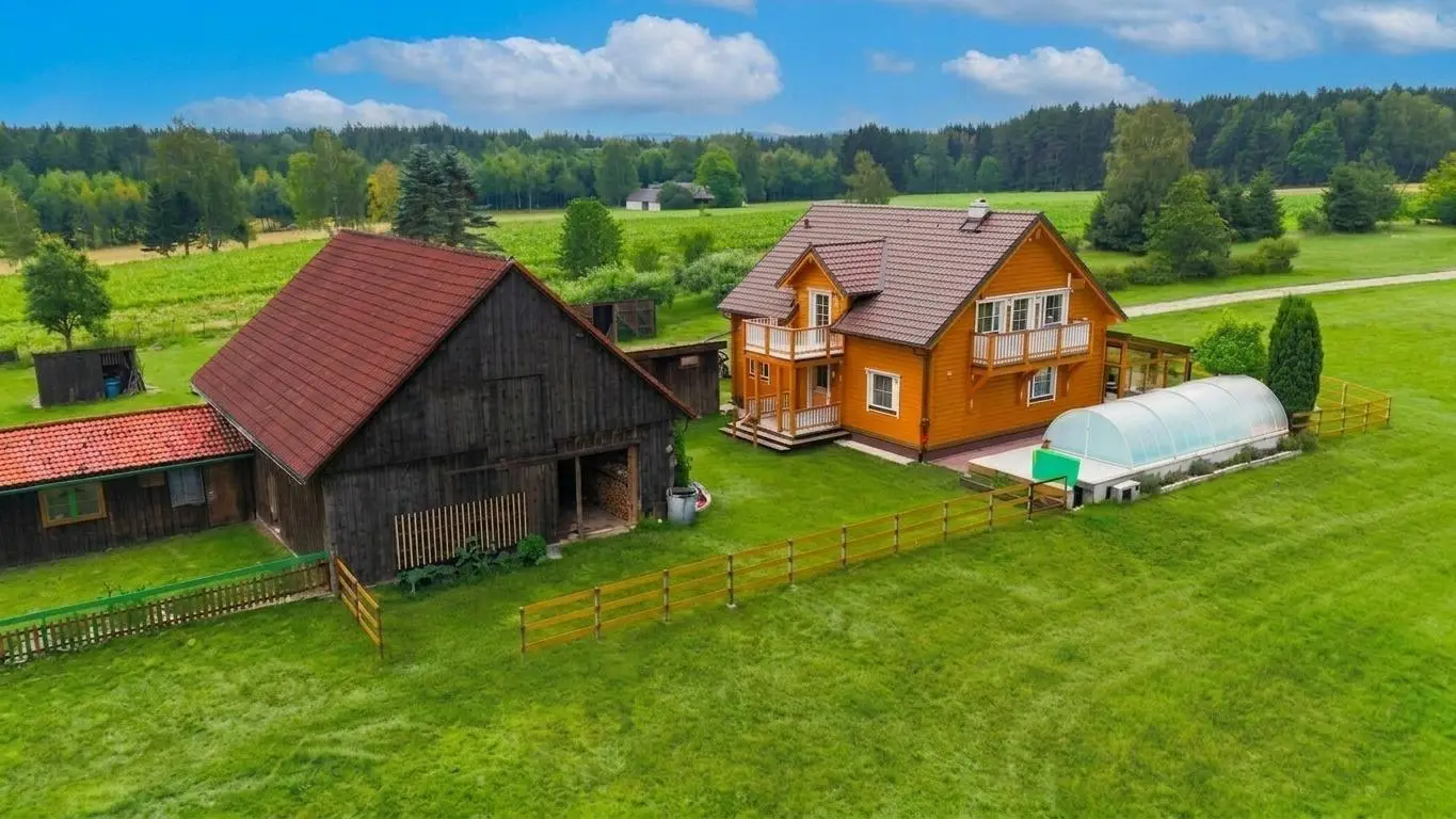 Secluded setting with Scandinavian log house and pool Familienwohnung