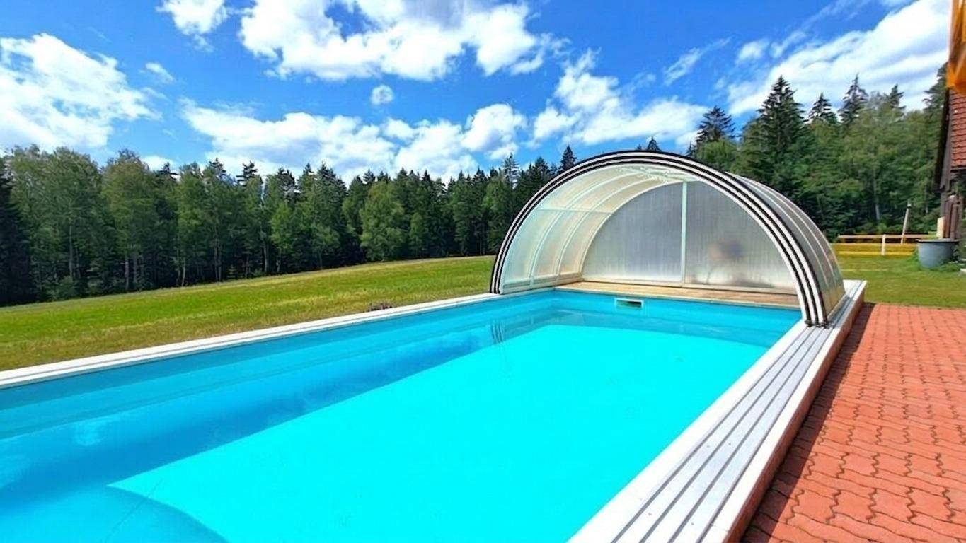 Alleinlage mit skandinavischem Blockhaus und Pool Familienwohnung
