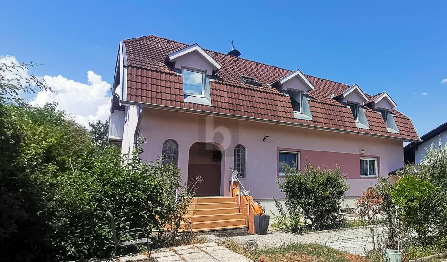 Familienwohnung mit großem Garten und Kamin