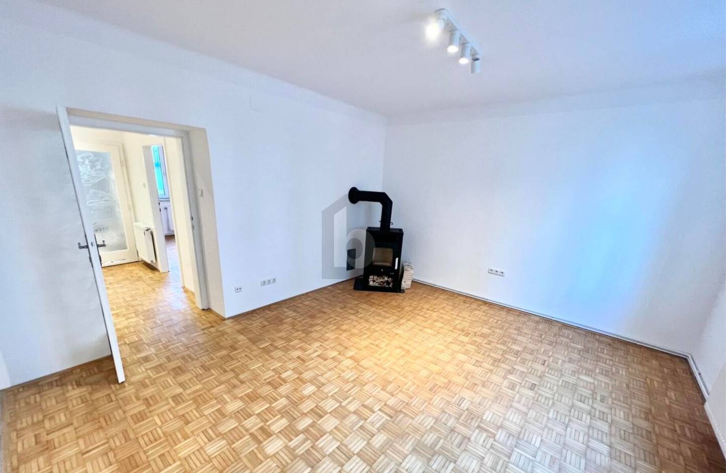 Modern apartment with efficient layout and good transport links Wohnung