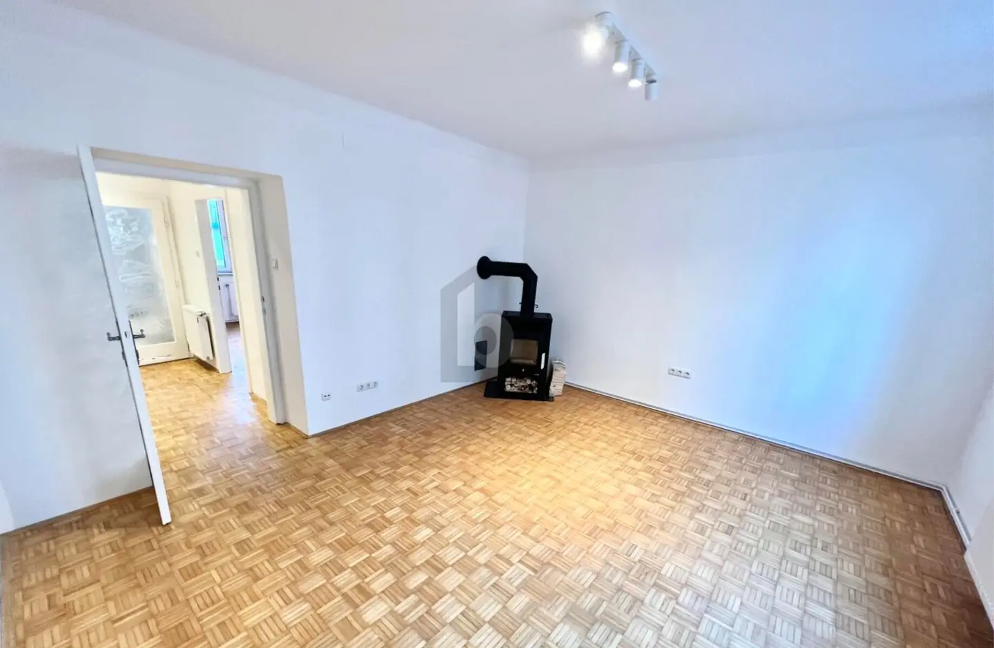 Modernisierte Wohnung mit Echtholzparkett in zentraler Lage