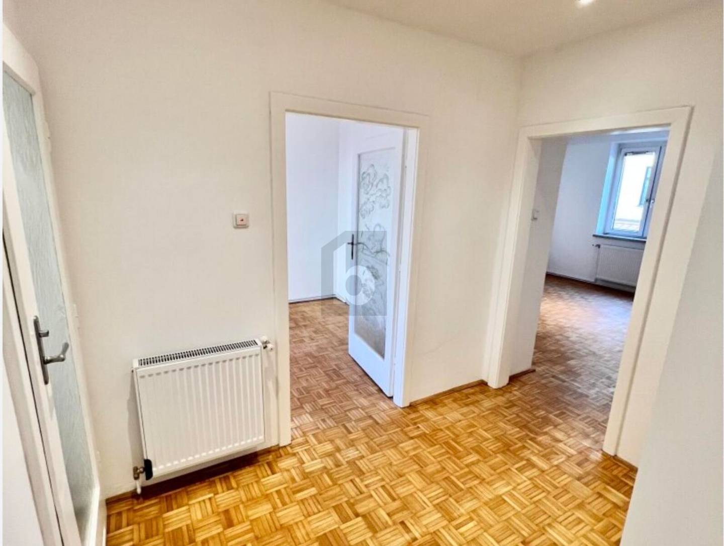 Modern apartment with efficient layout and good transport links Wohnung