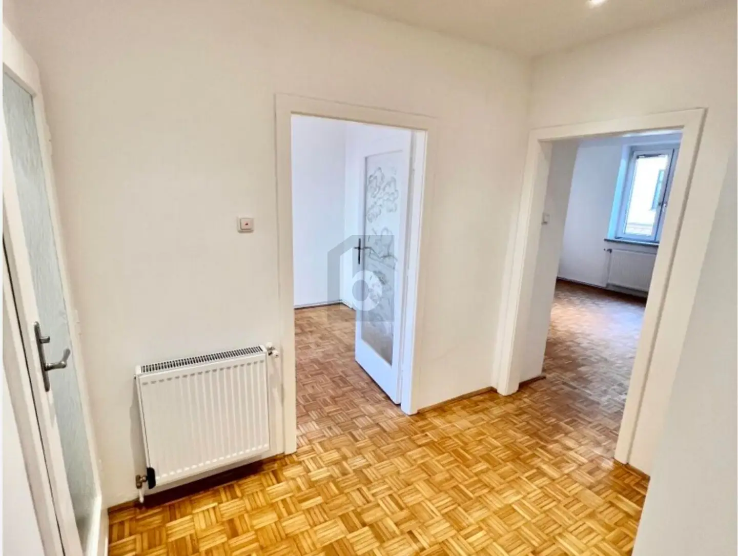 Modernisierte Wohnung mit Echtholzparkett in zentraler Lage
