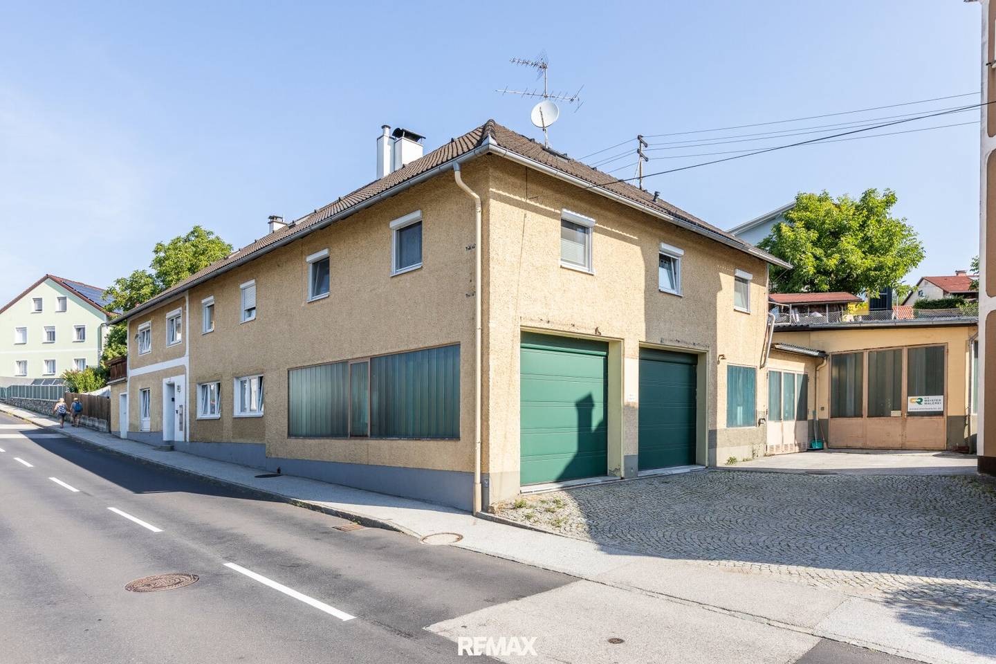 Attraktive Gewerbeimmobilie mit Wohnungseinheiten, Mitarbeiterzimmern und vielseitigen Nutzungsmöglichkeiten