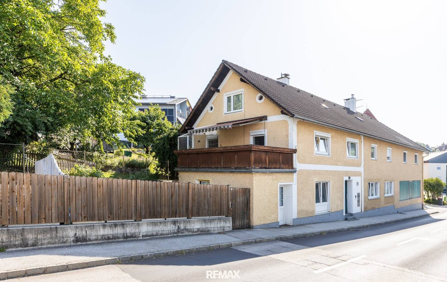 Attraktive Gewerbeimmobilie mit Wohnungseinheiten, Mitarbeiterzimmern und vielseitigen Nutzungsmöglichkeiten