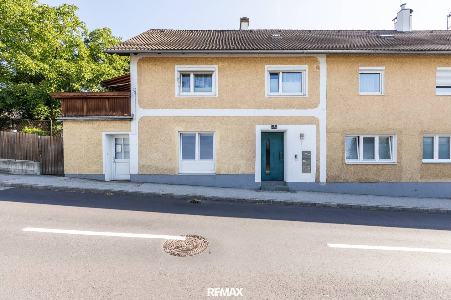 Attraktive Gewerbeimmobilie mit Wohnungseinheiten, Mitarbeiterzimmern und vielseitigen Nutzungsmöglichkeiten
