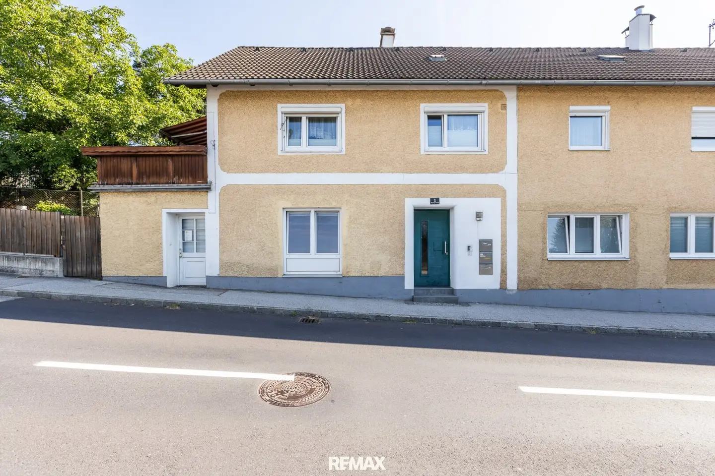 Attraktive Gewerbeimmobilie mit Wohnungseinheiten, Mitarbeiterzimmern und vielseitigen Nutzungsmöglichkeiten