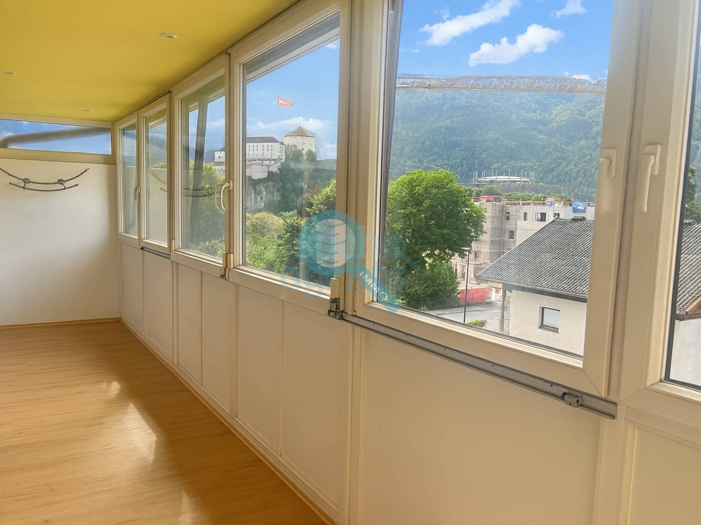 Bright Dachgeschosswohnung with winter garden and fortress view