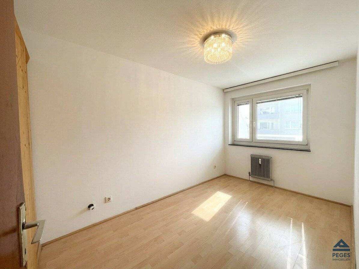 EVERYTHING OUT: 2-room apartment with balcony in need of renovation, Salzburger Hauptbahnhof