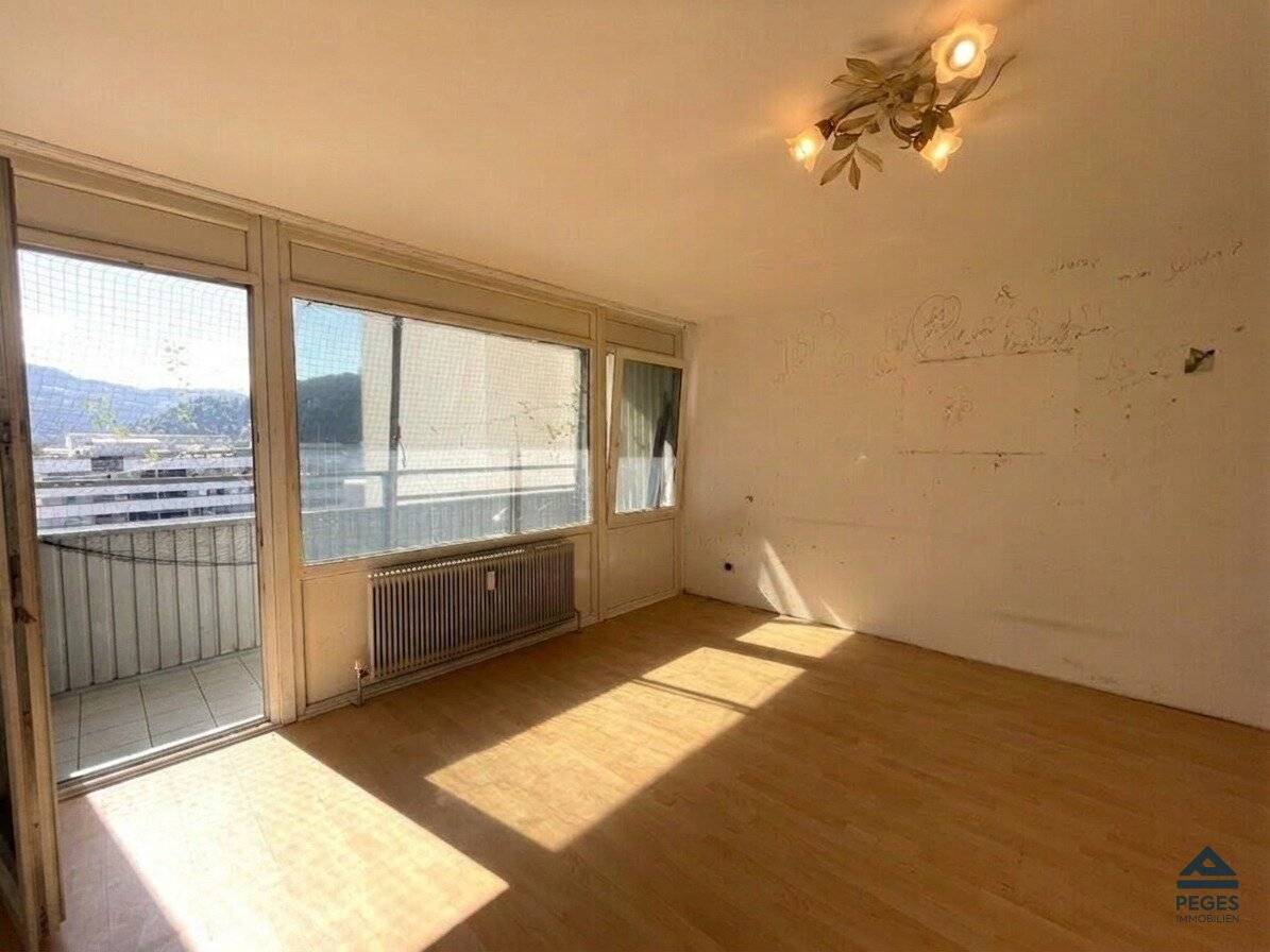EVERYTHING OUT: 2-room apartment with balcony in need of renovation, Salzburger Hauptbahnhof