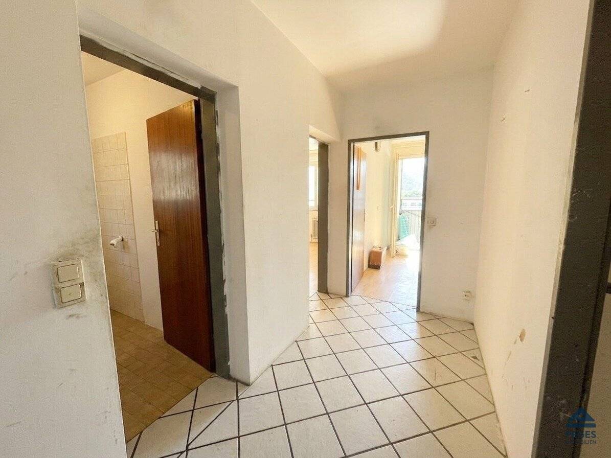 EVERYTHING OUT: 2-room apartment with balcony in need of renovation, Salzburger Hauptbahnhof