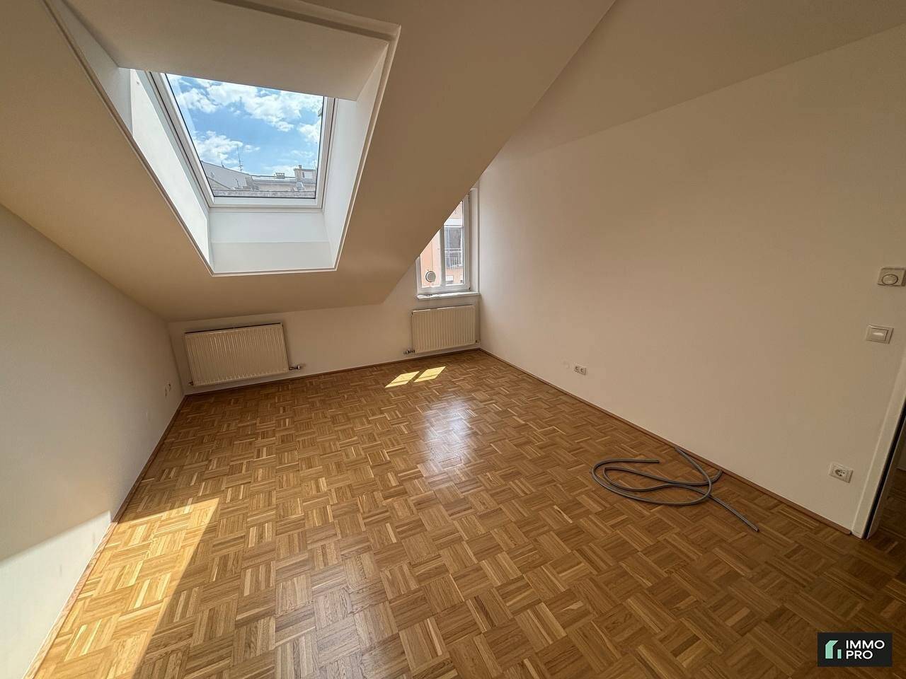 Bright 2-room apartment - commission free!